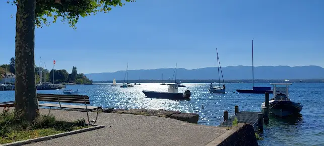 Photo de la baie de Corsier, là où se trouve le club de voile