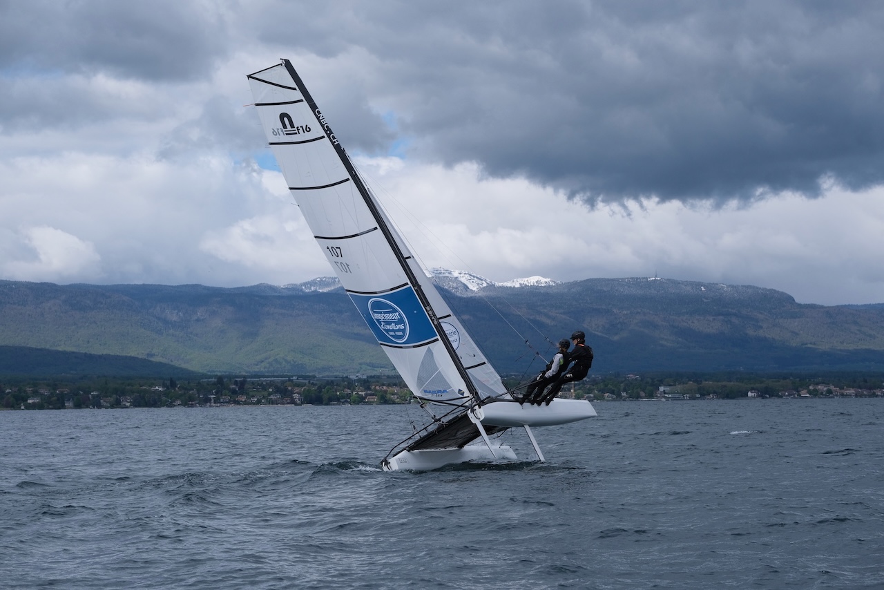 Catamaran avec navigateurs au trapèze